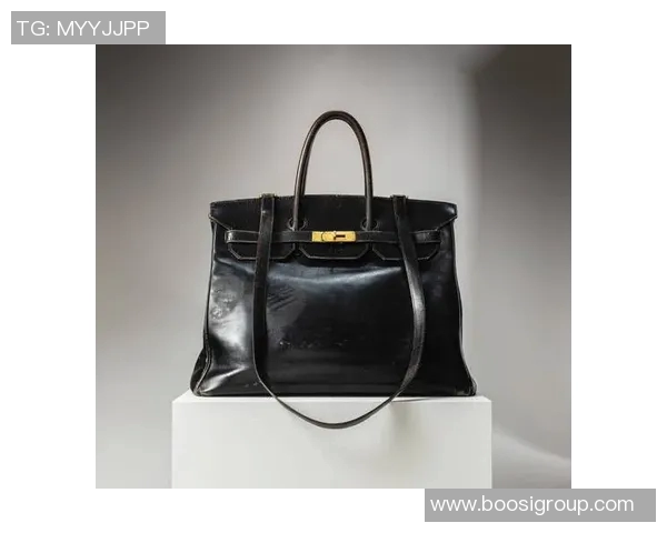 足球明星妻子的奢华包包价格揭秘 这些奢侈品背后的故事你了解吗